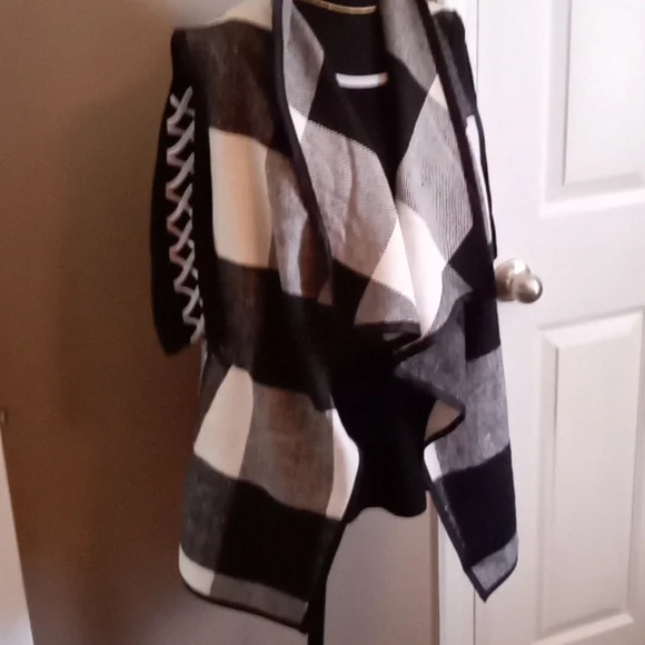 LADIES flowing Vest - Picture 2 of 11